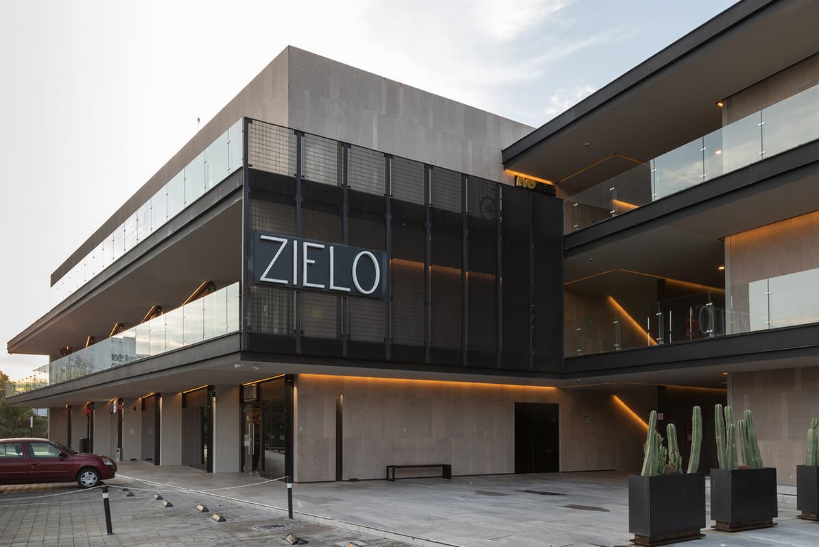 Detalle de fachada de pasillo central de plaza zielo