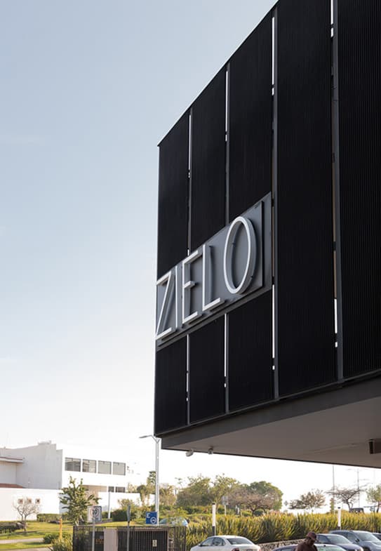 Detalle de logo en planta alta de Plaza Zielo