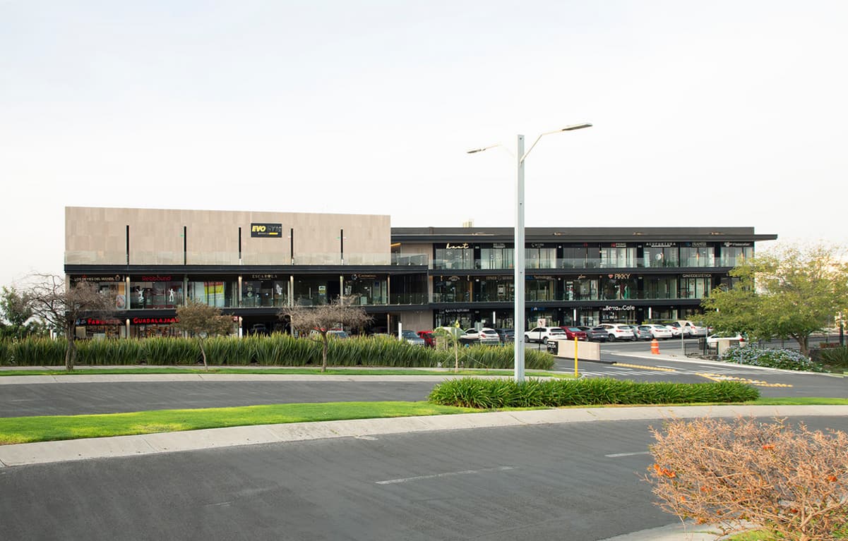 Fachada frontal de Plaza Zielo desde el otro lado de la calle