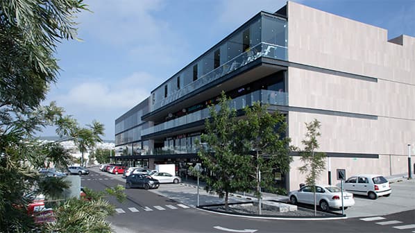 Fachada posteior - casi lateral - de Plaza Zielo