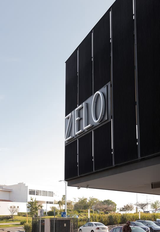 Fachada de Plaza Zielo con Logo